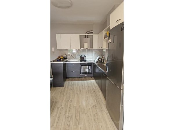 Tirane, jepet me qera apartament 2+1 Kati 3, 90 m² 640 € (Rr.Studenti)