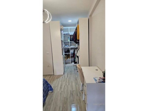 Tirane, jepet me qera apartament 2+1 Kati 3, 90 m² 640 € (Rr.Studenti)