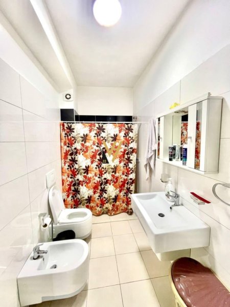 Tirane, jepet me qera apartament 1+1+Ballkon Kati 6, 65 m² 600 € (KOMUNA E PARISIT)
