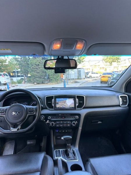 Tirane, shitet makine KIA sport Nafte, e bardhë, automatike, me Kondicioner, me 205.000 km  per 12,000 € .