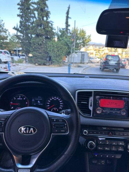 Tirane, shitet makine KIA sport Nafte, e bardhë, automatike, me Kondicioner, me 205.000 km  per 12,000 € .
