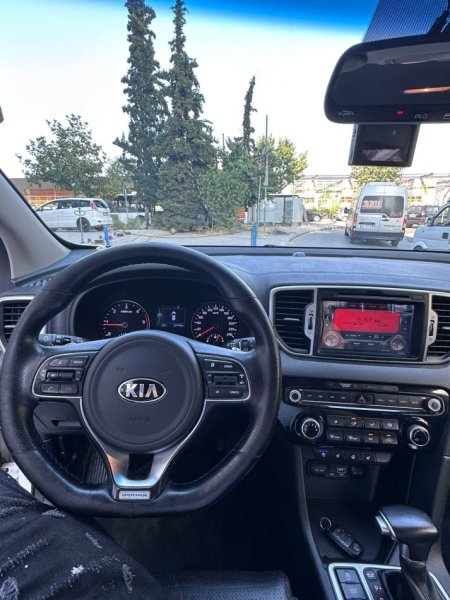Tirane, shitet makine KIA sport Nafte, e bardhë, automatike, me Kondicioner, me 205.000 km  per 12,000 € .