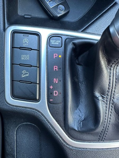 Tirane, shitet makine KIA sport Nafte, e bardhë, automatike, me Kondicioner, me 205.000 km  per 12,000 € .