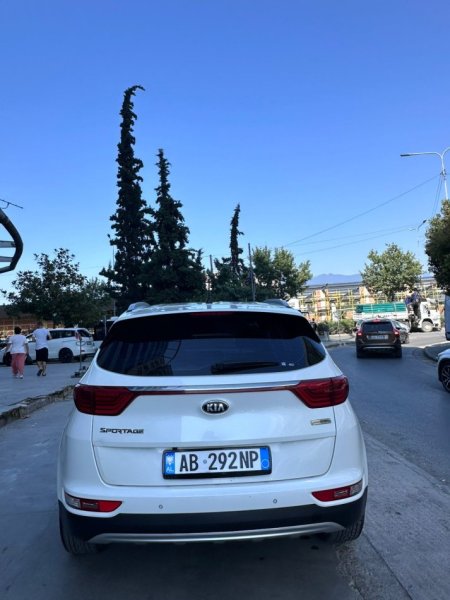 Tirane, shitet makine KIA sport Nafte, e bardhë, automatike, me Kondicioner, me 205.000 km  per 12,000 € .