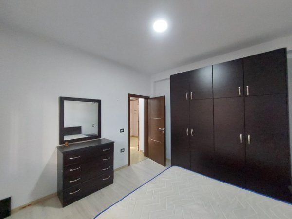Tirane, jepet me qera apartament 2+1 Kati 1, 90 m² 380 € (Ambasada Saudite)