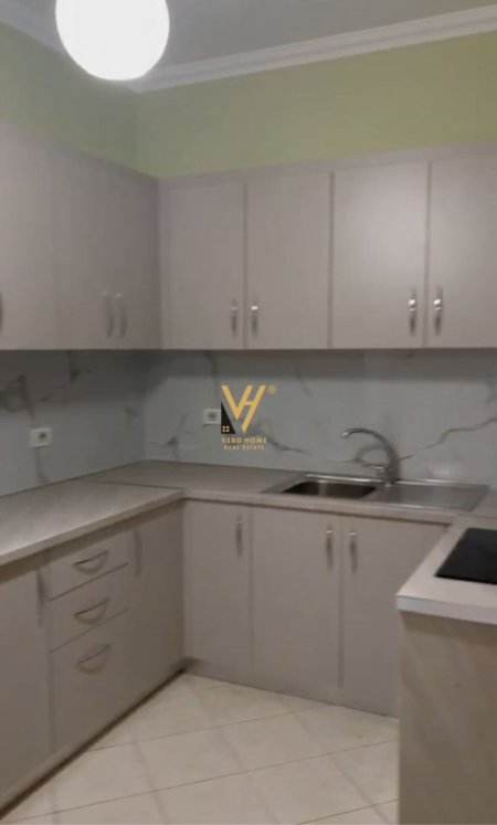 Tirane, jepet me qera apartament 1+1+Ballkon Kati 5, 75 m² 600 € (SELITE)