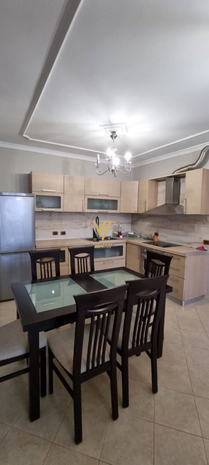 Tirane, jepet me qera apartament 3+1+Ballkon Kati 5, 115 m² 1.200 € (21 DHJETORI)
