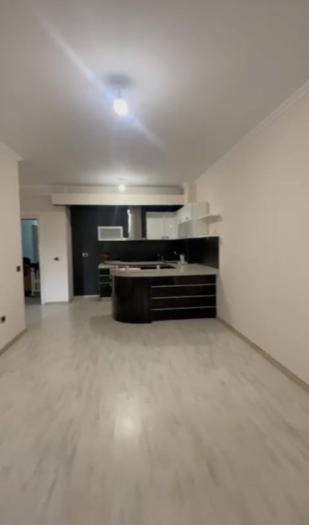 Tirane, jepet me qera apartament 1+1+Ballkon Kati 6, 75 m² 400 € (Big Market Mbikalimi , Kristal Center)