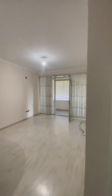 Tirane, jepet me qera apartament 1+1+Ballkon Kati 6, 75 m² 400 € (Big Market Mbikalimi , Kristal Center)