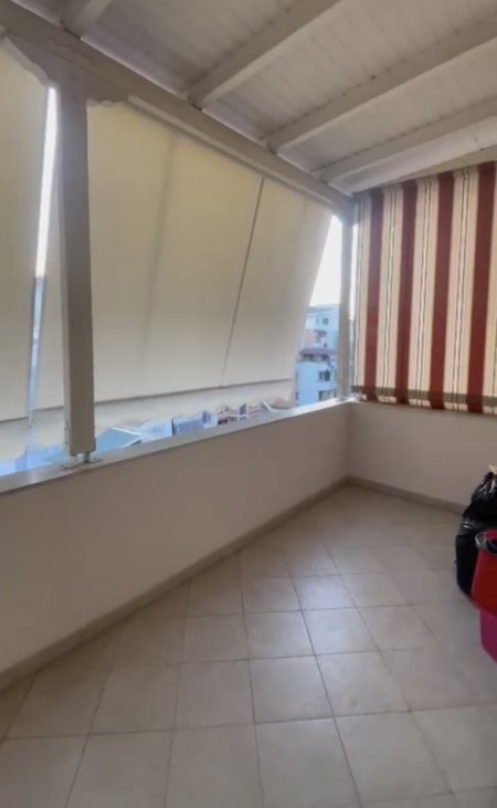 Tirane, jepet me qera apartament 1+1+Ballkon Kati 6, 75 m² 400 € (Big Market Mbikalimi , Kristal Center)
