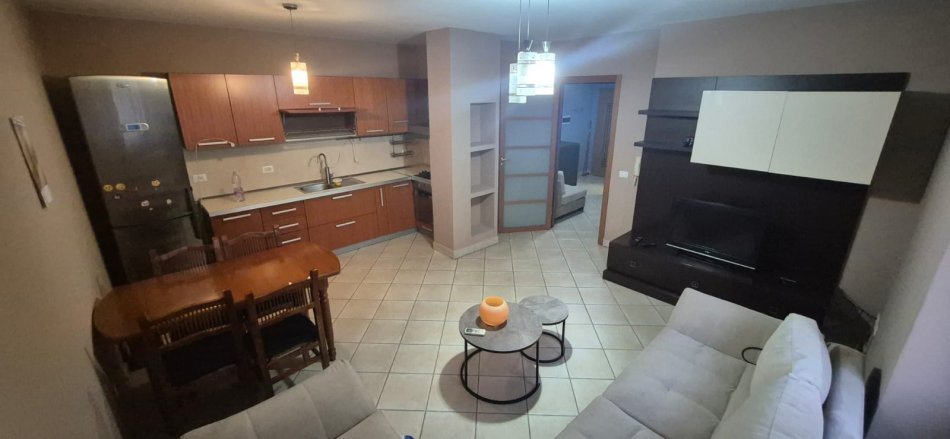 Tirane, jepet me qera apartament 2+1 Kati 5, 95 m² 700 € (Rruga e Kavajes prane Square 21)