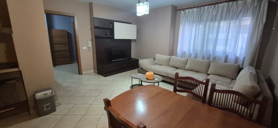 Tirane, jepet me qera apartament 2+1 Kati 5, 95 m² 700 € (Rruga e Kavajes prane Square 21)