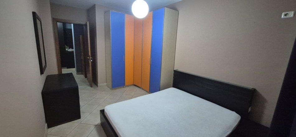 Tirane, jepet me qera apartament 2+1 Kati 5, 95 m² 700 € (Rruga e Kavajes prane Square 21)