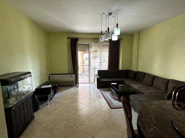 Tirane, jepet me qera apartament 2+1+Ballkon , 650 € 