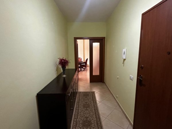 Tirane, jepet me qera apartament 2+1+Ballkon , 650 € 