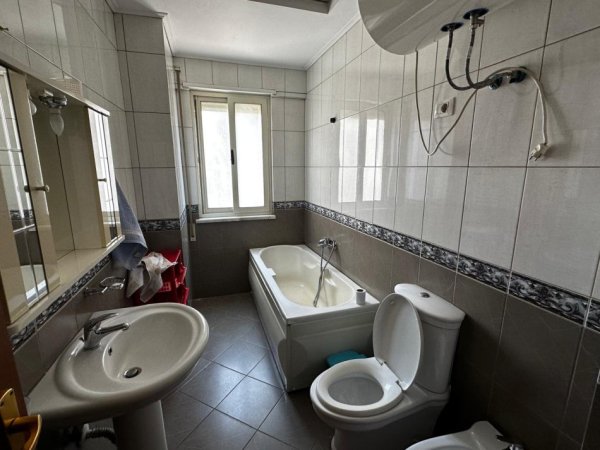 Tirane, jepet me qera apartament 2+1+Ballkon , 650 € 