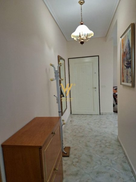 Tirane, jepet me qera apartament 1+1+Ballkon Kati 3, 65 m² 550 € (KOMUNA E PARISIT)