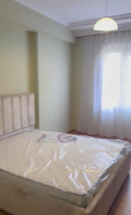 Tirane, jepet me qera apartament 1+1+Ballkon Kati 5, 74 m² 600 € (KOMUNA E PARISIT)