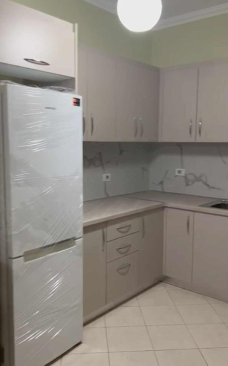 Tirane, jepet me qera apartament 1+1+Ballkon Kati 5, 74 m² 600 € (KOMUNA E PARISIT)