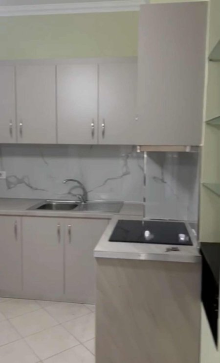 Tirane, jepet me qera apartament 1+1+Ballkon Kati 5, 74 m² 600 € (KOMUNA E PARISIT)