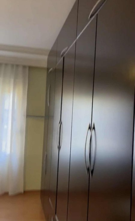 Tirane, jepet me qera apartament 1+1+Ballkon Kati 5, 74 m² 600 € (KOMUNA E PARISIT)