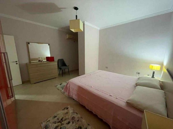 Tirane, jepet me qera apartament 1+1+Ballkon Kati 5, 67 m² 500 € (STACIONI I TRENIT)