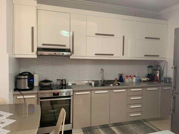 Tirane, jepet me qera apartament 1+1+Ballkon Kati 5, 67 m² 500 € (STACIONI I TRENIT)