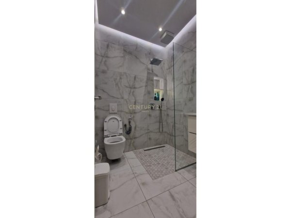 Tirane, jepet me qera apartament 1+1 Kati 5, 55 m² 700 € (Libri Universitar)
