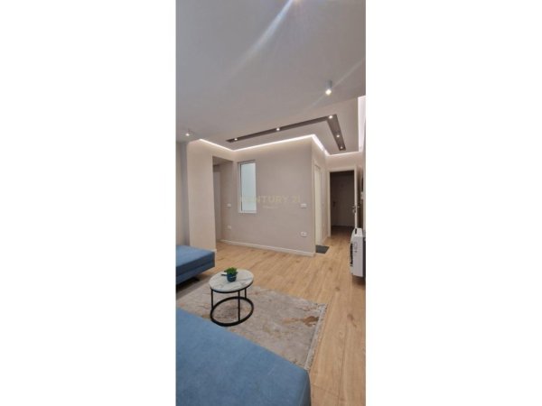 Tirane, jepet me qera apartament 1+1 Kati 5, 55 m² 700 € (Libri Universitar)