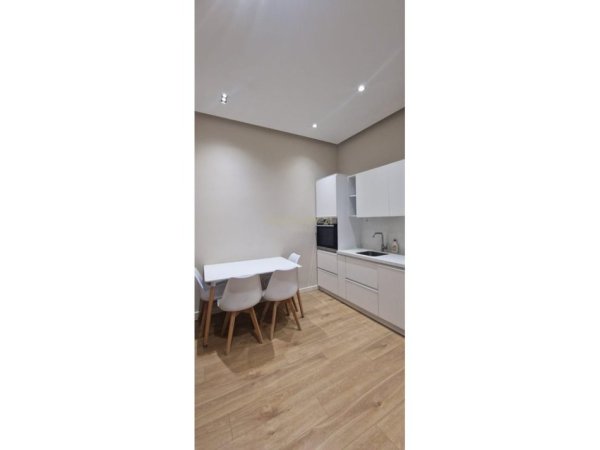 Tirane, jepet me qera apartament 1+1 Kati 5, 55 m² 700 € (Libri Universitar)