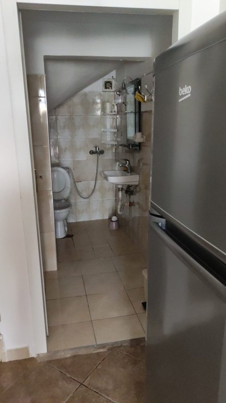 Tirane, jepet me qera shtepi 1+1 Kati 1, 70 m² 450 € (Stacioni i trenit)