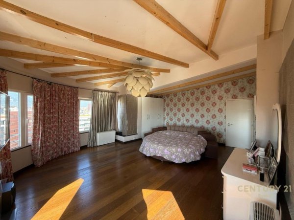 Tirane, jepet me qera apartament duplex 2+1+Ballkon Kati 9, 215 m² 2.000 € 