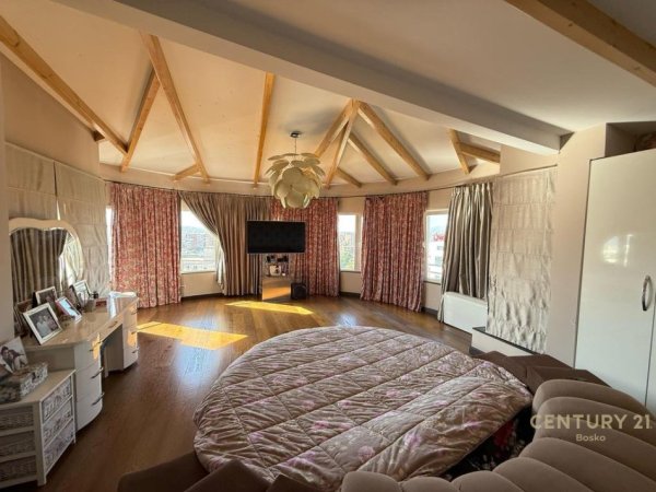 Tirane, jepet me qera apartament duplex 2+1+Ballkon Kati 9, 215 m² 2.000 € 