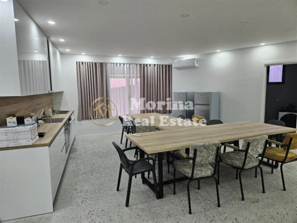 Tirane, jepet me qera Vile 3+1 Kati 1, 200 m² 1.000 € (Fshati Daiaz)