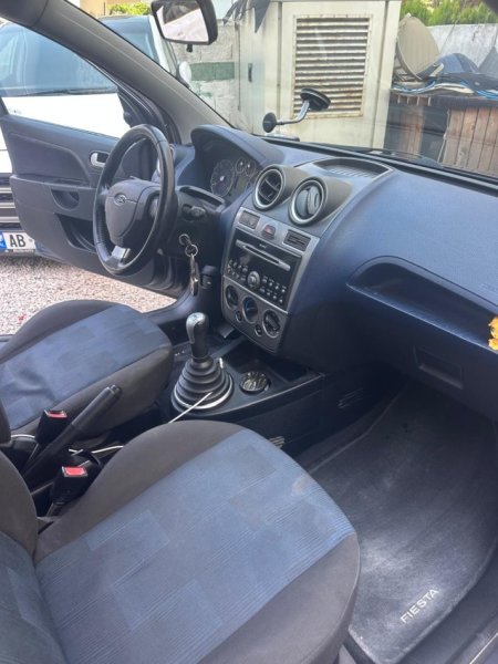 Tirane, shes makine Ford Fiesta 1.4 Nafte, blu e errët manuale Kondicioner 220.000 km 2.300 €