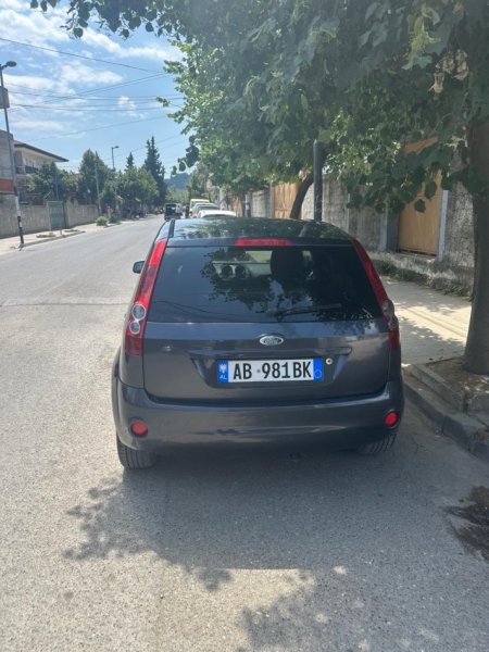 Tirane, shes makine Ford Fiesta 1.4 Nafte, blu e errët manuale Kondicioner 220.000 km 2.300 €