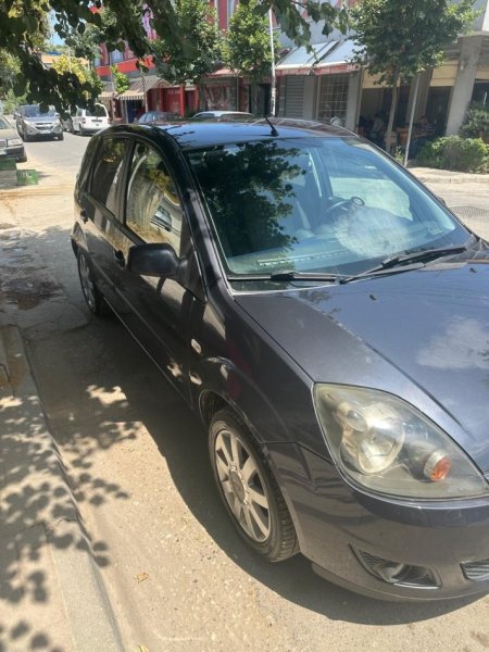 Tirane, shes makine Ford Fiesta 1.4 Nafte, blu e errët manuale Kondicioner 220.000 km 2.300 €