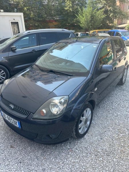 Tirane, shes makine Ford Fiesta 1.4 Nafte, blu e errët manuale Kondicioner 220.000 km 2.300 €