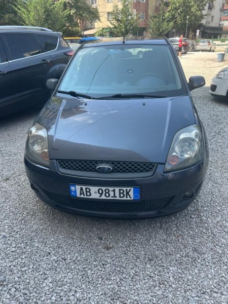 Tirane, shes makine Ford Fiesta 1.4 Nafte, blu e errët manuale Kondicioner 220.000 km 2.300 €