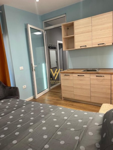 Tirane, jepet me qera apartament 1+1+Ballkon Kati 4, 65 m² 650 € (PAZARI I RI)