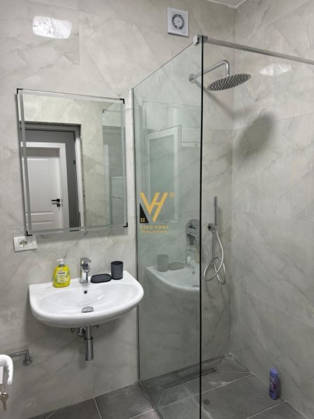 Tirane, jepet me qera apartament 1+1+Ballkon Kati 4, 65 m² 650 € (PAZARI I RI)