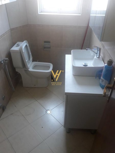 Tirane, jepet me qera apartament 2+1+Ballkon Kati 5, 85 m² 500 € (BRRYLI)