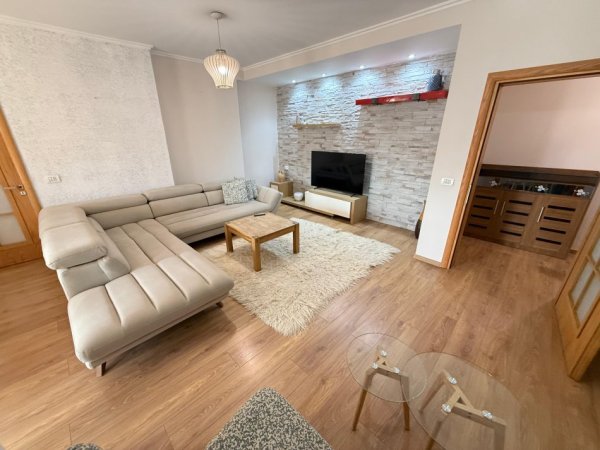 Tirane, jepet me qera apartament 2+1 Kati 7, 110 m² 600 € (Bulevardi bajram curri)