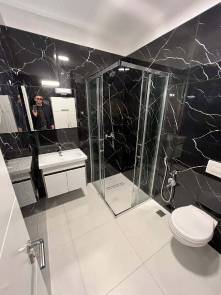 Tirane, jepet me qera apartament 1+1 Kati 11, 78 m² 700 € (Rruga komuna e parisit)
