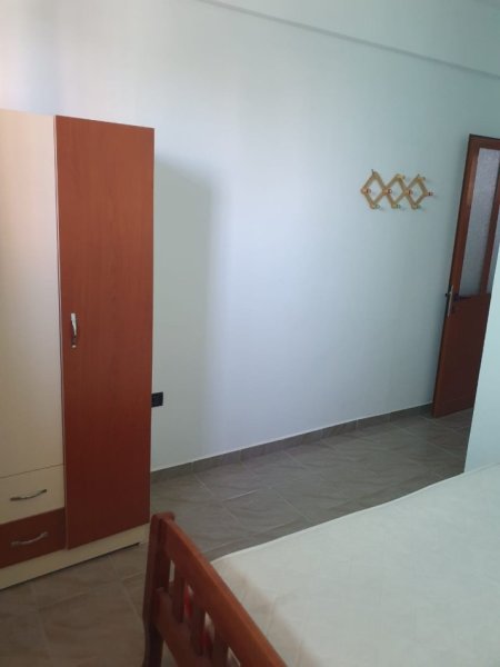 Tirane, jepet me qera apartament 1+1+Ballkon Kati 1, 70 m² 270 € (Yzberisht)