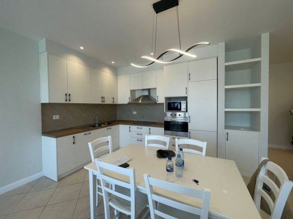 Tirane, jepet me qera apartament 2+1+Ballkon Kati 3, 145 m² 900 € (muharrem butka)