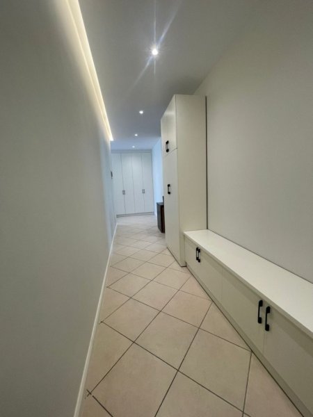 Tirane, jepet me qera apartament 2+1+Ballkon Kati 3, 145 m² 900 € (muharrem butka)