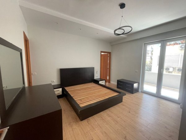 Tirane, jepet me qera apartament 2+1+Ballkon Kati 3, 145 m² 900 € (muharrem butka)