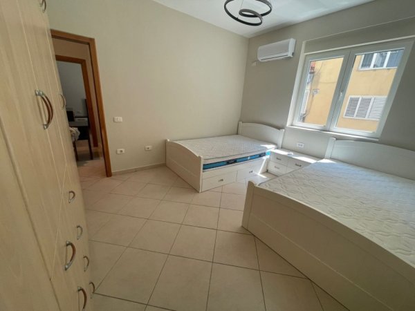 Tirane, jepet me qera apartament 2+1+Ballkon Kati 3, 145 m² 900 € (muharrem butka)
