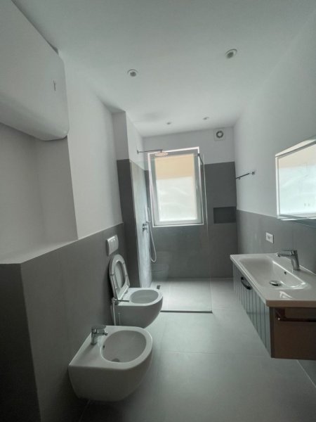 Tirane, jepet me qera apartament 2+1+Ballkon Kati 3, 145 m² 900 € (muharrem butka)